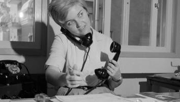 een vrouw telefoneert voor haar werk