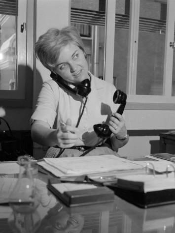 een vrouw telefoneert voor haar werk