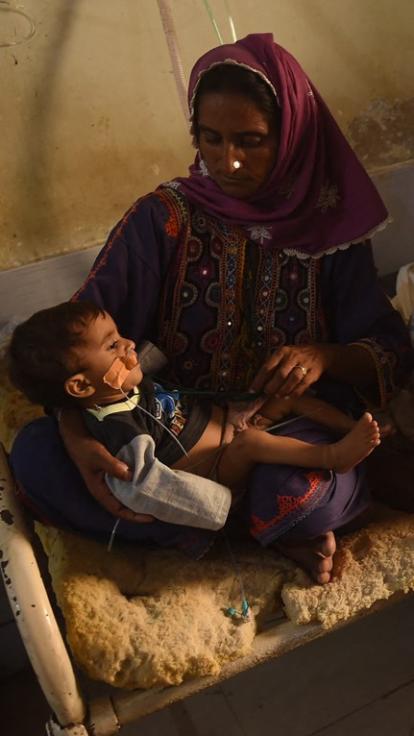 Kinderen staan in de rij voor voedsel. 