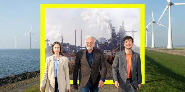 Foto presentatoren van de serie: Wat houdt ons Tegen? lopend in weiland met windmolens en fabriek om zich heen