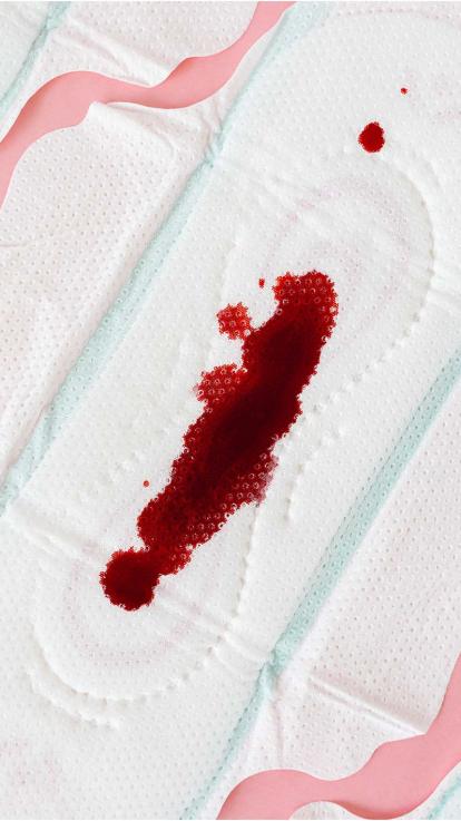 Een maandverband met daarop bloed. 