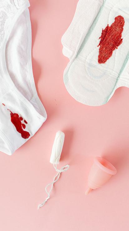 Vrouw gooit een tampon in een prullenbak. 