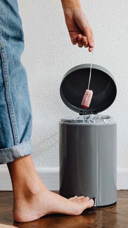 Aantal menstruatieproducten, waaronder een tampon, cup en maandverband. 