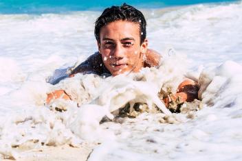 iemand krijgt zeewater in zijn gezicht