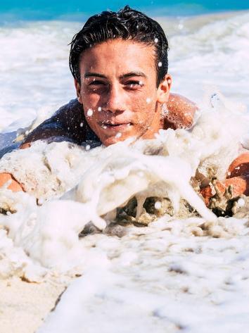 iemand krijgt zeewater in zijn gezicht