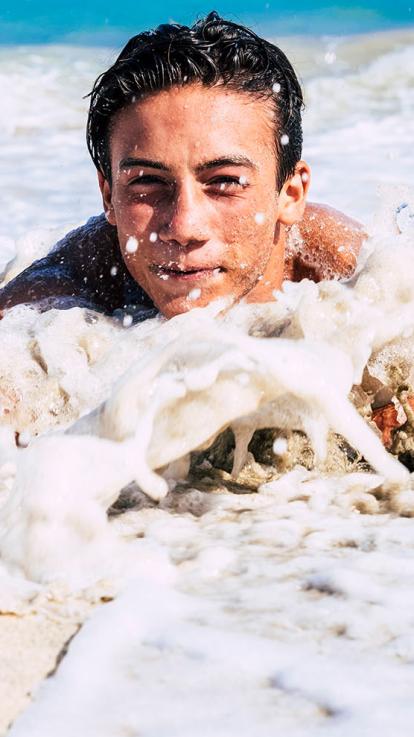 iemand krijgt zeewater in zijn gezicht