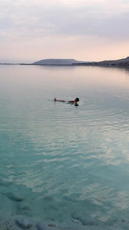 mensen drijven op het water in de Dode Zee