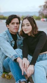 twee mensen kijken naar de camera