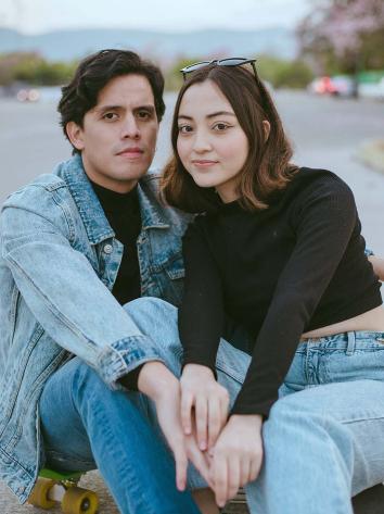 twee mensen kijken naar de camera