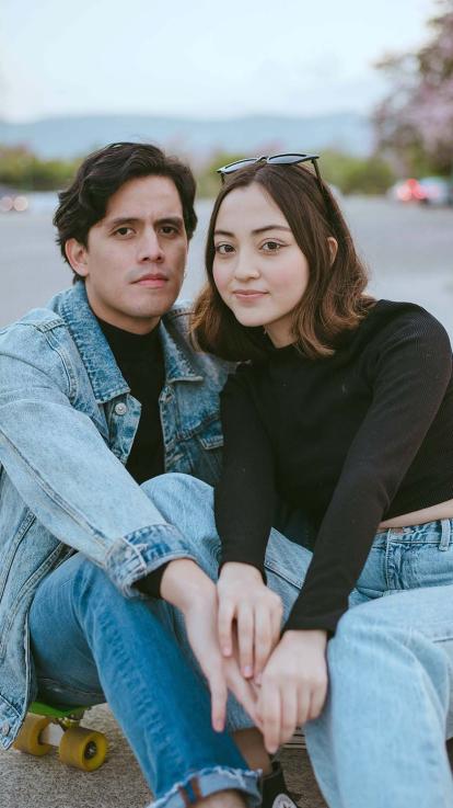 twee mensen kijken naar de camera