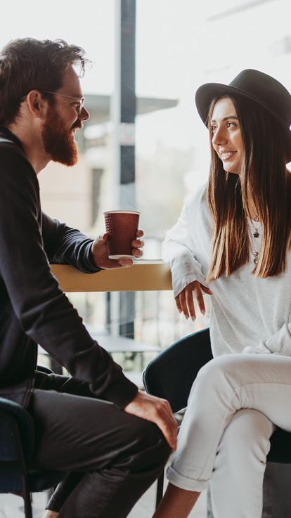 twee mensen praten in een restaurant