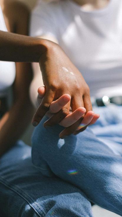 twee mensen hand in hand