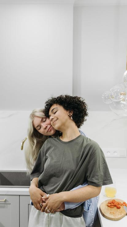 een koppel aan het knuffelen