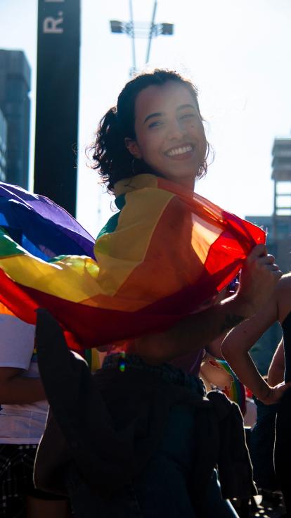 iemand met een regenboogvlag om zich heen
