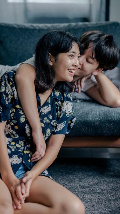 een stelletje samen aan het lachen