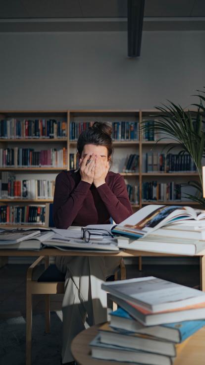 iemand kan zich niet concentreren op werk