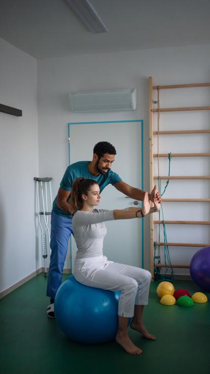 iemand die fysiotherapie krijgt