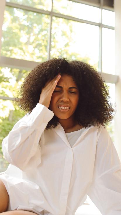 iemand met enorme hoofdpijn 