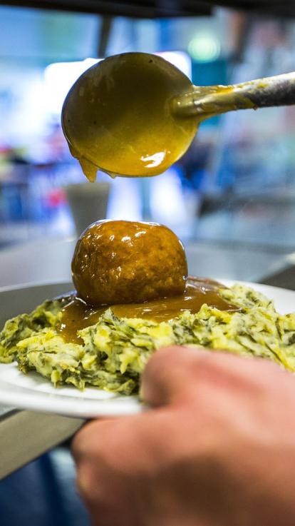 stamppot boerenkool met jus en gehaktbal