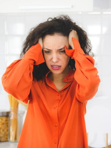 iemand met hoofdpijn en stress