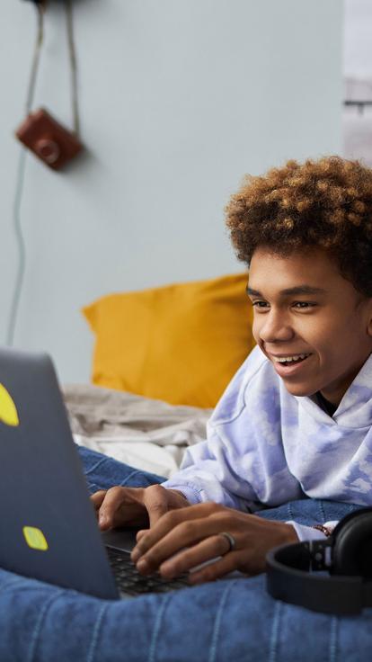 pubre op bed met laptop