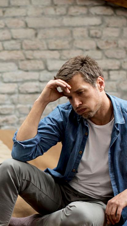 Iemand met stress op bank 