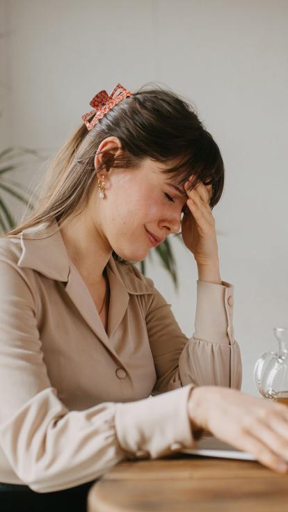 iemand die huilend achter computer zit