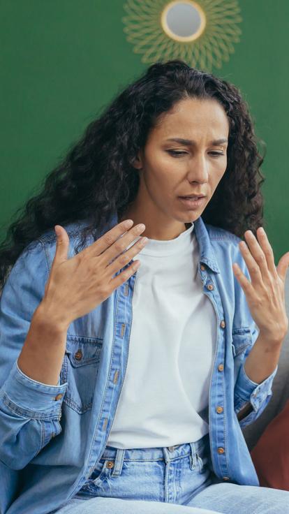 vrouw in de overgang verdrietig aan tafel