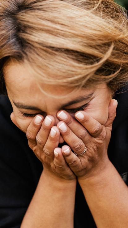 iemand met de handen voor het gezicht