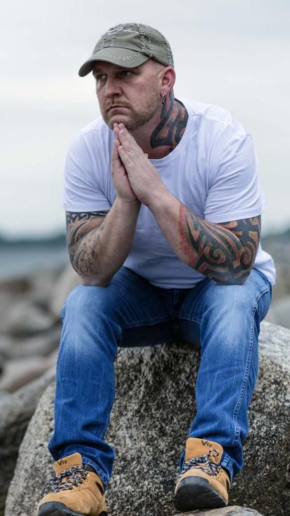 iemand staart voor zich uit