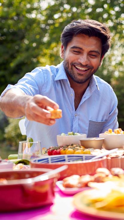 iemand pakt eten bij een picknick buiten
