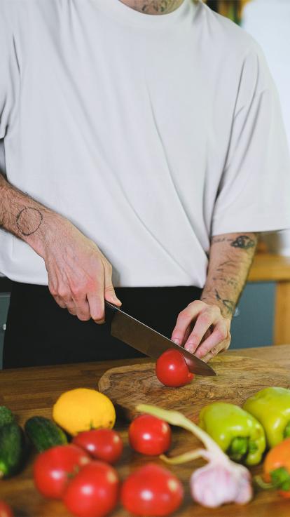 iemand snijdt groenten