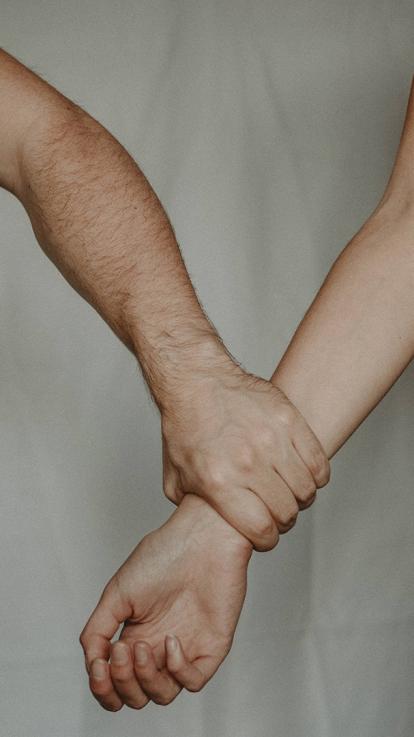 een man grijpt de arm van een vrouw vast