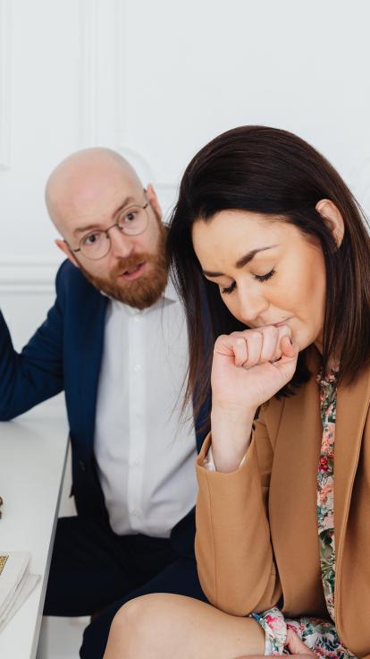 een man reageert boos naar zijn (ex)vrouw