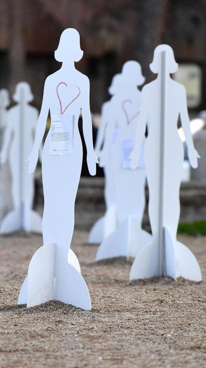 levensgrote kartonnen vrouwen-figuren om aandacht te vragen voor femicide