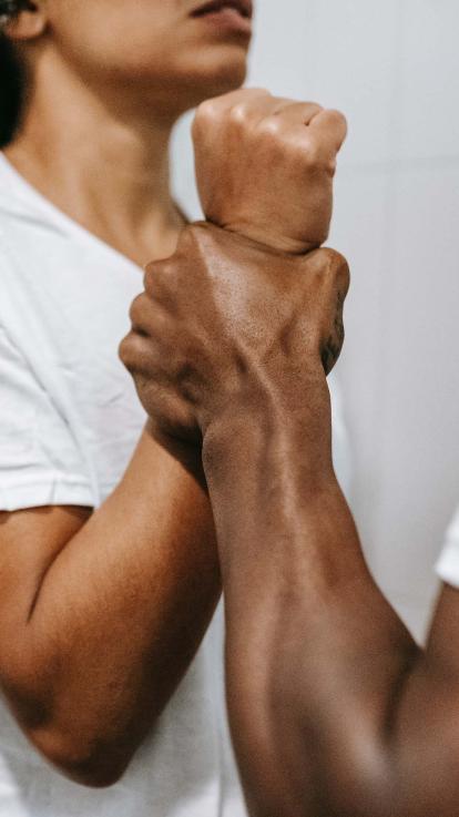 een man grijpt de arm van een vrouw