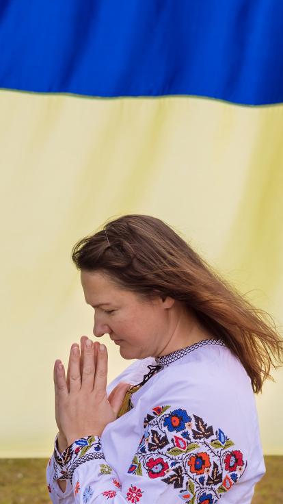 burger aan het bidden voor Oekraïne 