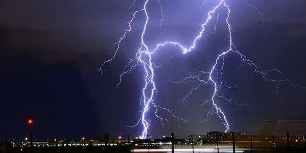 blikseminslag op een stad