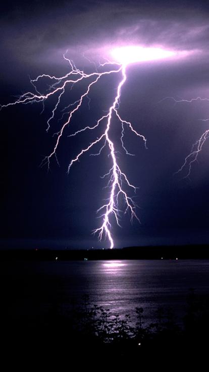 bliksemschichten in een donkere lucht