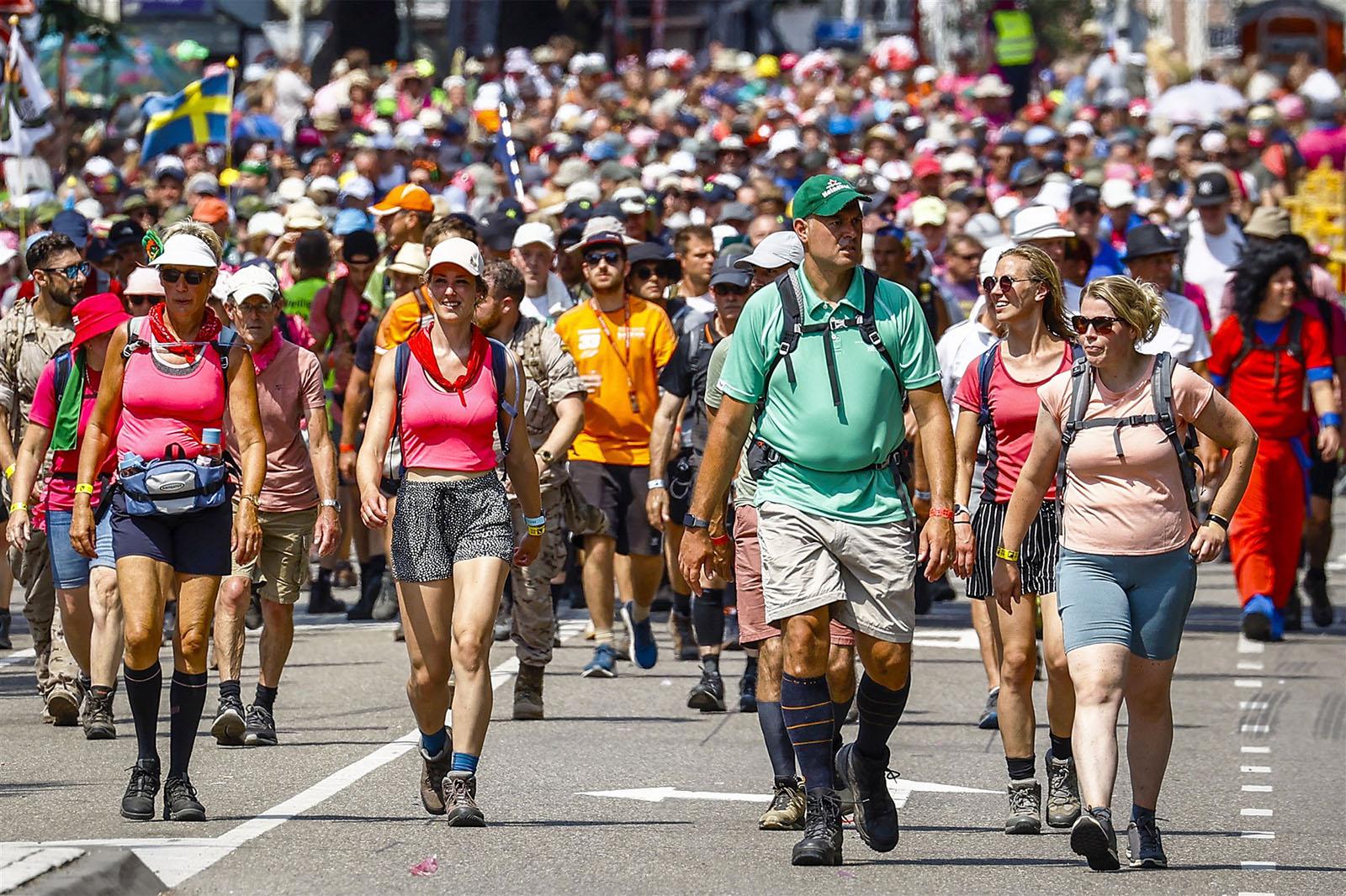 wandelaars bij de Nijmeegse Vierdaagse