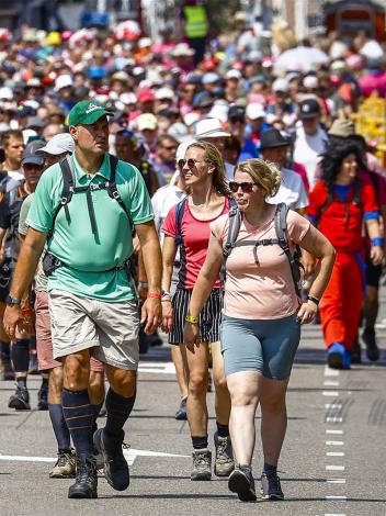 wandelaars bij de Nijmeegse Vierdaagse