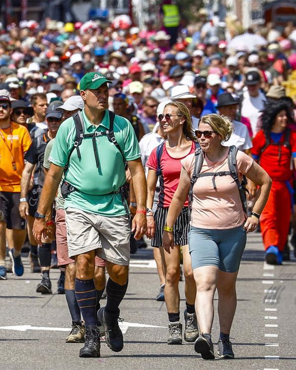 wandelaars bij de Nijmeegse Vierdaagse
