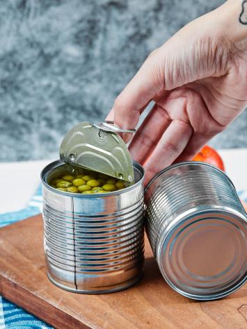 Hand opent blik bonen