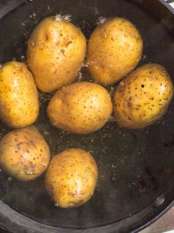 Bovenaanzicht van hoe aardappelen in een pan koken 