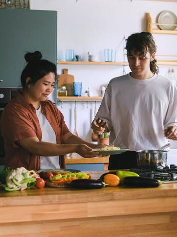 twee mensen aan het koken