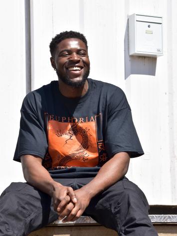 Man zit lachend in de zon