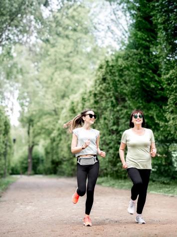 2 vrouwen hardlopen door een park