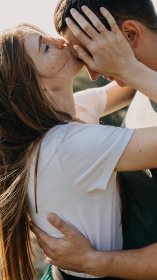 Twee verliefde mensen die elkaar knuffelen.