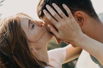 Twee verliefde mensen die elkaar knuffelen.