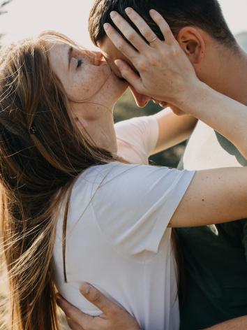 Twee verliefde mensen die elkaar knuffelen.